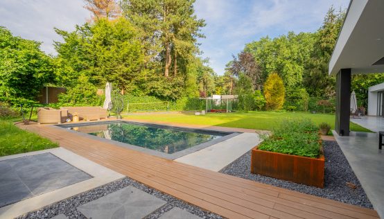 Betonnen zwembad met afwerking